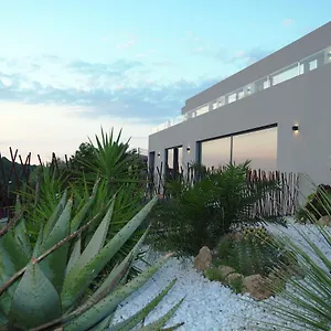 https://casa-lou-architect-villa-with-heated-pool-at-begur-470m2.catalonia-hotels.com